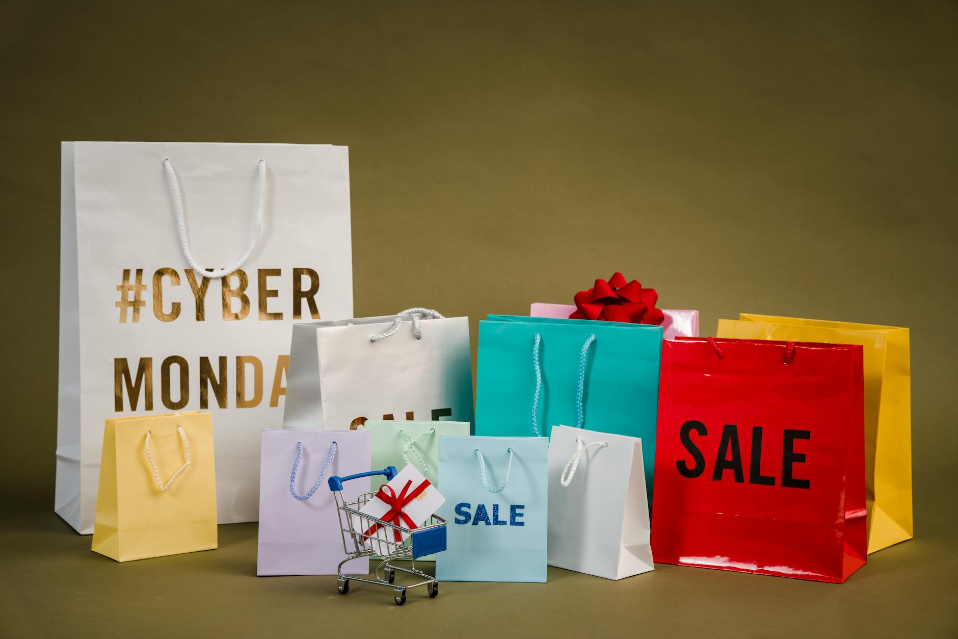 Kolorowe torby zakupowe Cyber Monday, mini wózek i prezenty na wyprzedaży