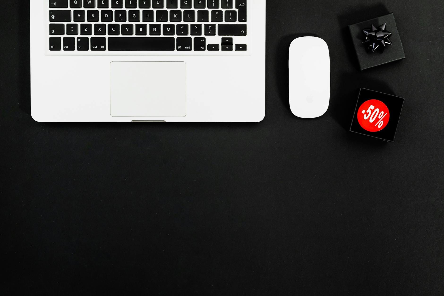 Laptop i produkty z etykietami wyprzedaży 50 procent