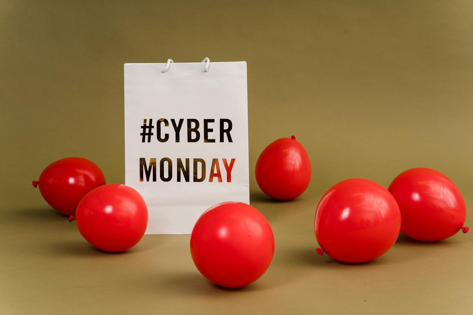 Torba zakupowa z napisem Cyber Monday wśród czerwonych balonów