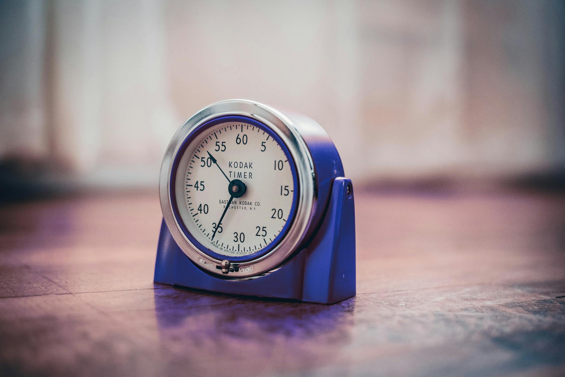 Zbliżenie na retro minutnik Kodak na drewnianym blacie